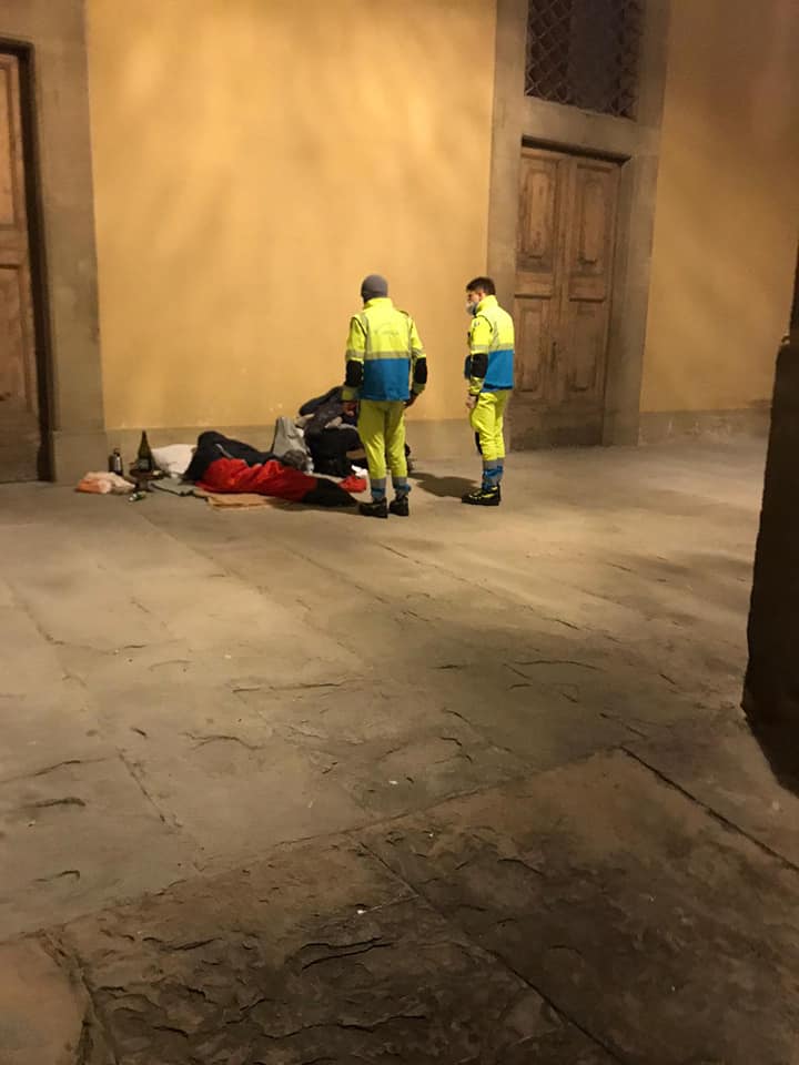 Volontari in servizio emergenza freddo poveri a Firenze notte Natale 2020 (2)